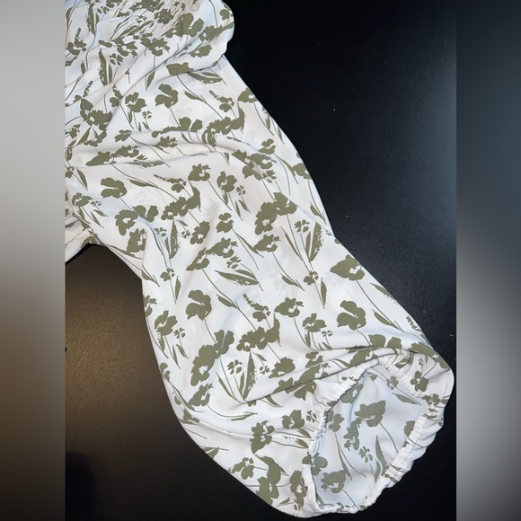 Monday fun smocked shoulder floral blouse Size 2XL NWOT - Picture 2 of 6